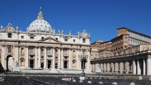 Area with chairs in front of St. Peters Basilica at Vatican — Stock Video