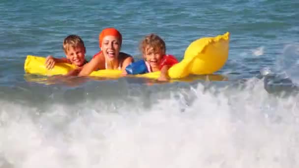 Madre con due bambini nuotare nel mare ondulato — Video Stock