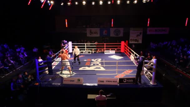 Combate de boxeo está en la sala iluminada de BARVIKHA LUXURY VILLAGE — Vídeos de Stock