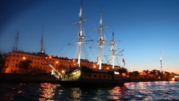 Sailing ship standing at pier on night Neva river — Stock Video