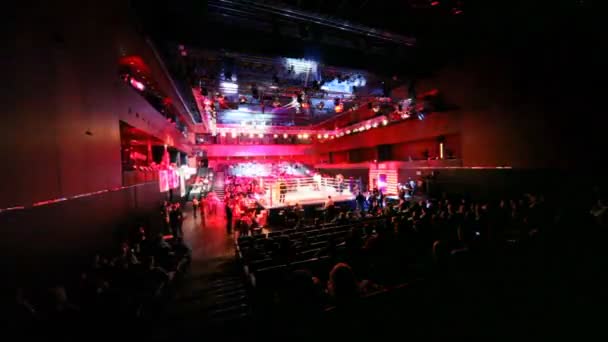 Combate de boxeo está en la sala iluminada BARVIKHA LUXURY VILLAGE — Vídeo de stock