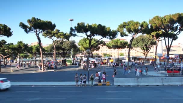 Traffico intenso sulla stazione degli autobus Termini in piazza Cinquecento — Video Stock