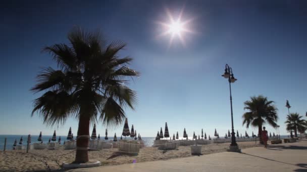 Promenade femme le long de la rue près de la plage 