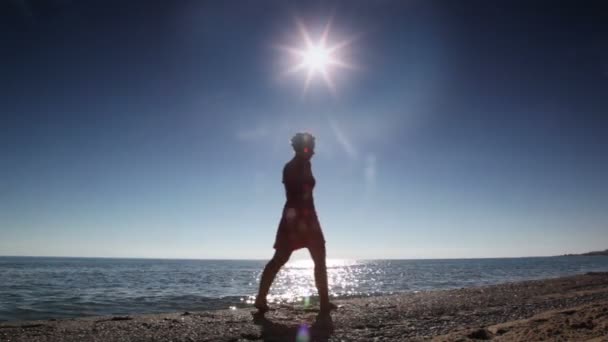 Donna in abito estivo passeggiata lungo la spiaggia — Video Stock