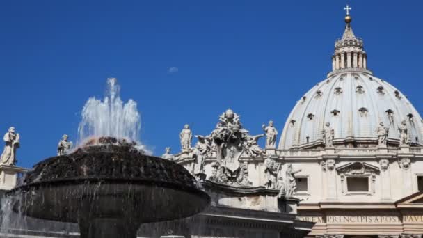 Fuente y cúpula Basílica de San Pedro en el Vaticano — Vídeo de stock