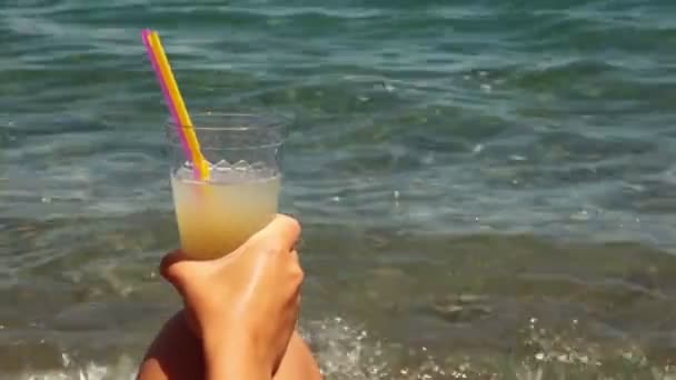 Mano poggia sul ginocchio e tenendo il bicchiere con cocktail — Video Stock