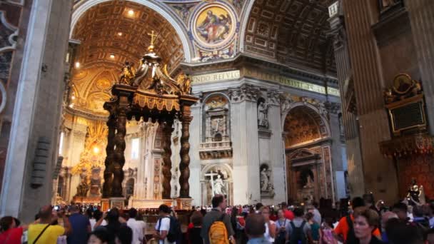 Människor i Peterskyrkan (Basilica di San Pietro) — Stockvideo