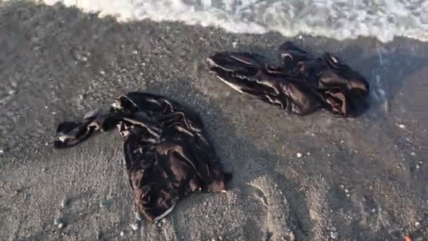 Traje marrón yacía en agua de mar — Vídeos de Stock