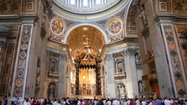 Middenbeuk van St. Pieter Basiliek (Basilica di San Pietro) in Vaticaan — Stockvideo
