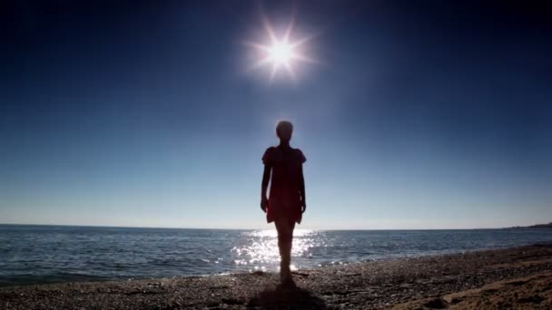 Mujer de pie en la playa — Vídeo de stock