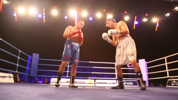 Primer plano del combate de boxeo en la sala iluminada BARVIKHA LUXURY VILLAGE — Vídeos de Stock