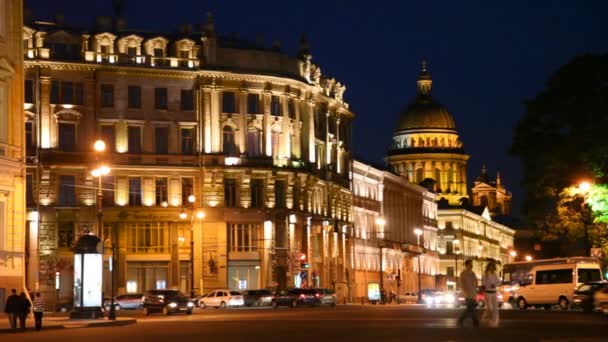 Ludzie chodzą do skrzyżowania przed isaaks katedry — Wideo stockowe