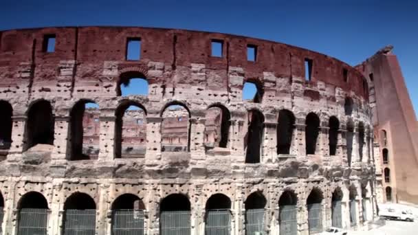 La fachada del Coliseo se muestra en movimiento, a continuación, muestra algún área cercana — Vídeo de stock