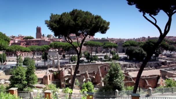 Paisaje urbano en el primer plano Foros Imperiales ruinas — Vídeo de stock