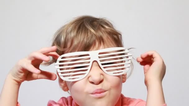 Menina bonita experimentar em estilo festa slatted óculos de sol — Vídeo de Stock