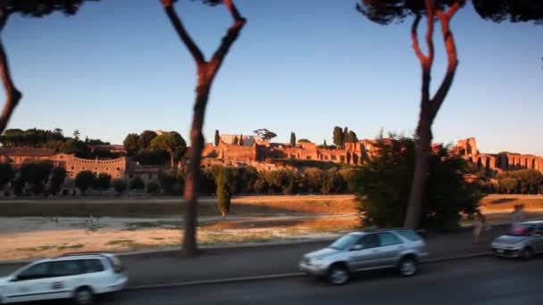 Jízda po ulicích Říma nedaleko historické zříceniny — Stock video