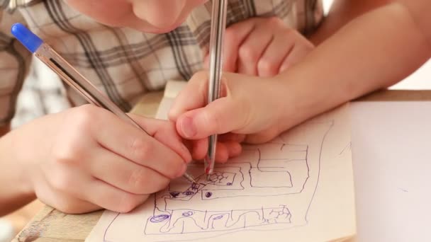 Las manos de los niños dibujan algo en el cuaderno — Vídeo de stock