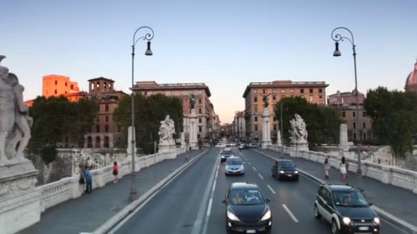 Cabalgando a través del puente Ponte Vittorio Emanuele II a través del Tíber — Vídeo de stock