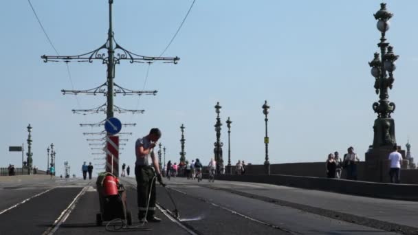 Werknemer op reparatie van liteyny brug — Stockvideo