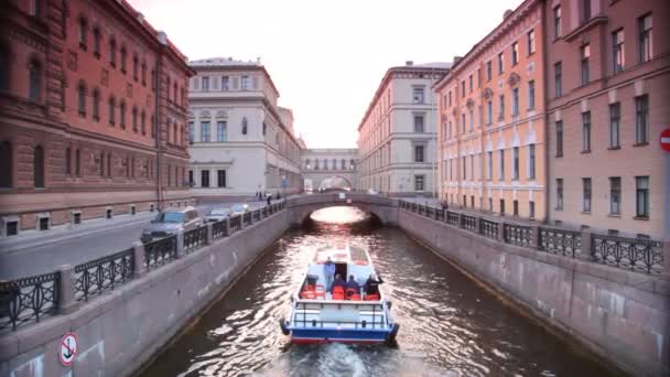 Touristenboot schwimmt abends auf Kanal zwischen Häusern — Stockvideo