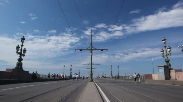 Sul ponte Liteyny con binari del tram sono pedoni a piedi — Video Stock