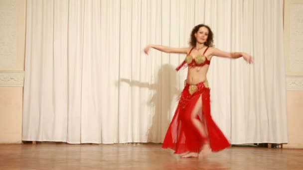 Bailarina del vientre en vestido rojo realizar en el escenario — Vídeo de stock