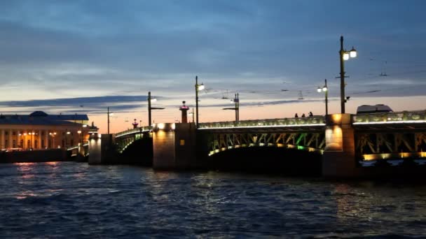 Palace bridge neva üzerinde duran taş iskele üzerinde — Stok video