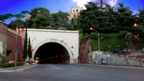Ingången till tunneln, bilen vänder och Rider in i det — Stockvideo