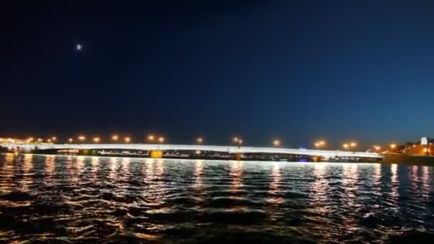 Départ du pont Blagoveshchensk brillait dans la nuit 