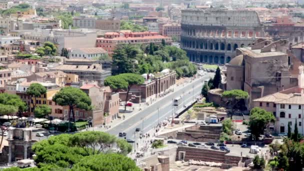 Keizerlijke fora straat leidt naar het Colosseum, saint peters kathedraal koepel — Stockvideo