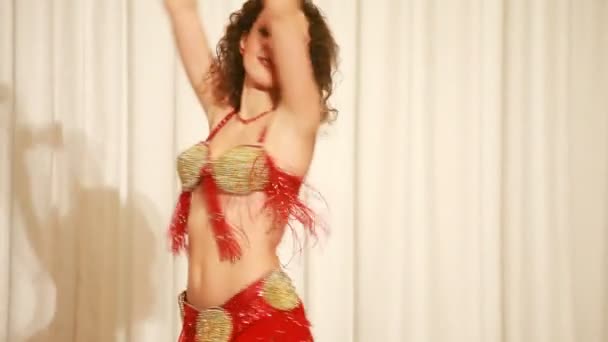 Bailarina oriental en rojo realizar danza del vientre — Vídeo de stock