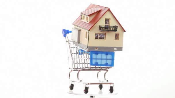 House model inside little shopping cart turning around on platform — Stock Video