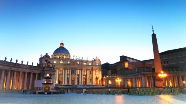Zona iluminada y Basílica de San Pedro en el Vaticano — Vídeos de Stock
