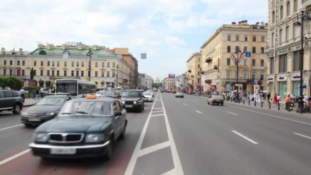 Auto's verplaatsen op nevsky avenue — Stockvideo