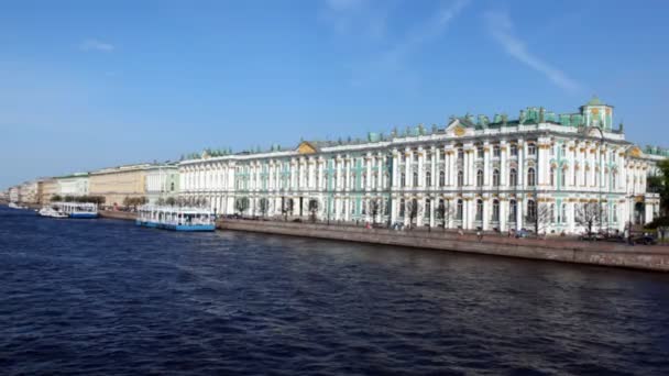 Building Hermitage stands on embankment — Stock Video