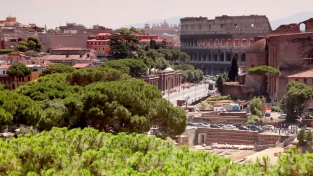 Keizerlijke fora straat leidt naar het Colosseum — Stockvideo