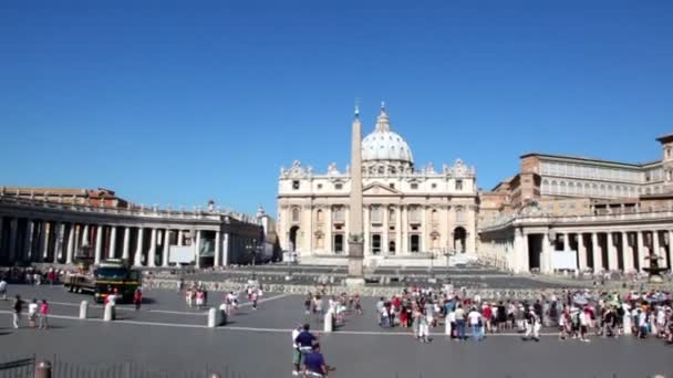 Catedral de San Pedro en el Estado de la Ciudad del Vaticano, vista desde el autobús en movimiento — Vídeos de Stock