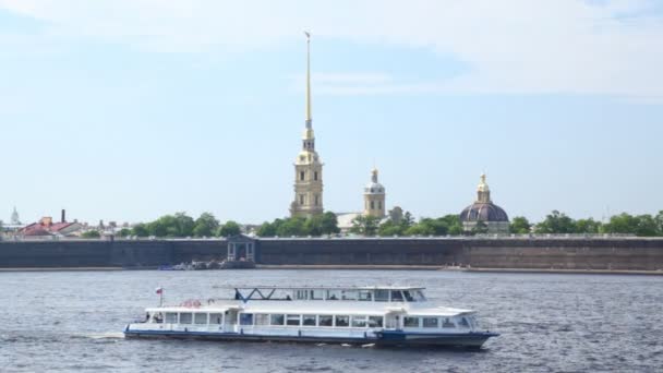 Navire à passagers navigue le long de la rivière Neva — Video