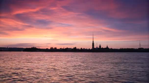 Panorama van Petrus en Paulus vesting op de rivier de neva — Stockvideo