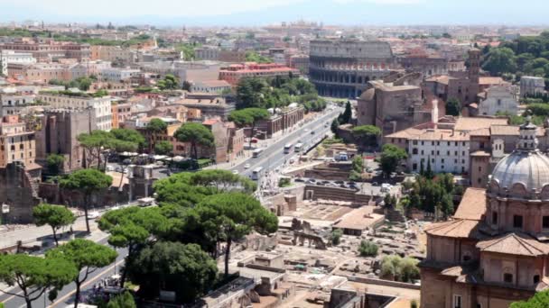 Foros Imperiales calle que conduce al Coliseo, Catedral de San Pedro cúpula — Vídeos de Stock