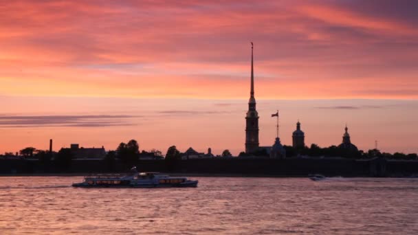 Ships float in front of Peter and Paul Fortress on Neva River — Stock Video