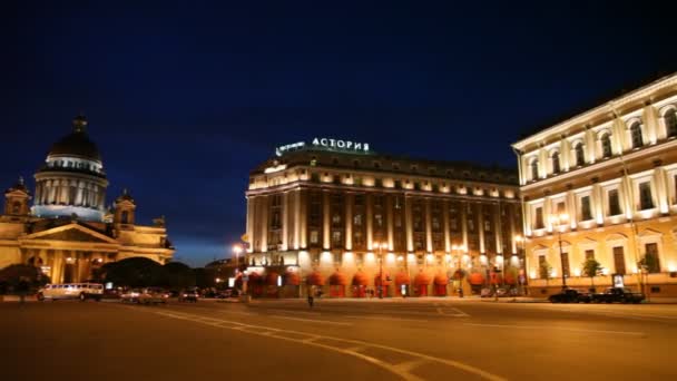 Cars and tourists are on Saint Isaac Square and Monument to Nicholas I. — Stock Video