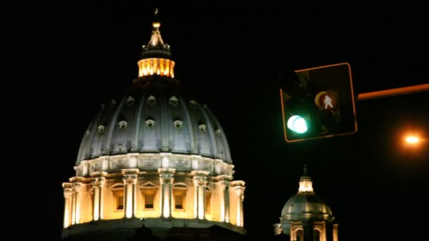 圆顶圣彼得斯堡大教堂和罗马的交通灯 — 图库视频影像