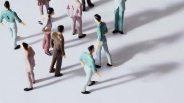 Birkaç oyuncak erkekler stand ve damla boyanmış gölgeler