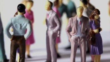 bazı boyanmış oyuncak erkekler ve kadınlar arşivin içinde standı