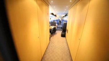 Sadece hareket içinde tren yolcu koltuk arasında