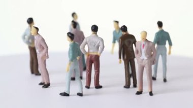 Birkaç oyuncak erkekler stand ve damla boyanmış gölgeler