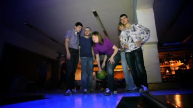 Kız atmak top ve arkadaşları bowling club başarının sevinirler