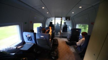 Demiryolu operatörü hareketi sırasında görünüm tren araba