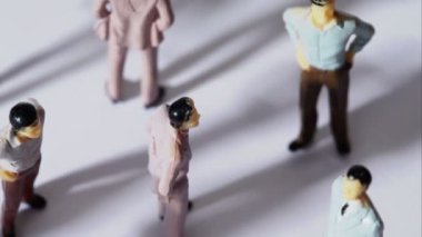 Birkaç oyuncak erkekler boyalı stand ve drop shadows